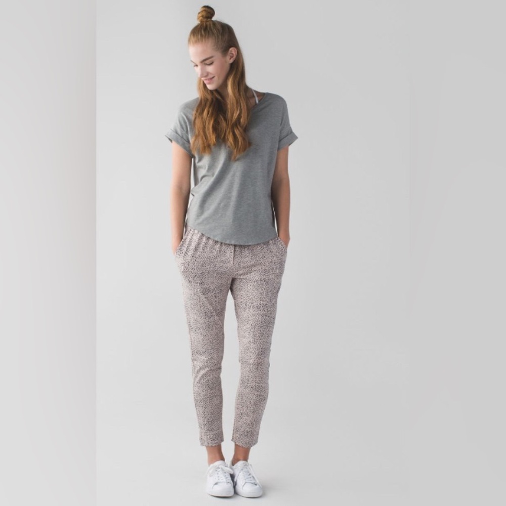 Lululemon Jet Crop *Luon (Slim)
Dottie Dash Grain Black EUC
